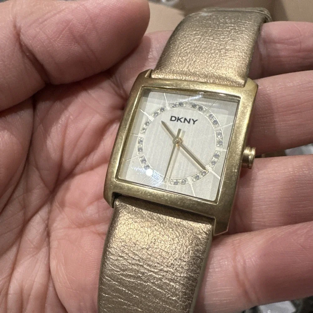 Working DKNY Square Crystal Ladies Watch  30mm Gold Strap New Battery Fit 7.5‎